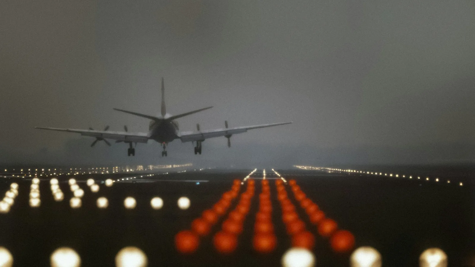 Avion atterrissant sur une piste d'aéroport à l'approche d'un vol inter-îles