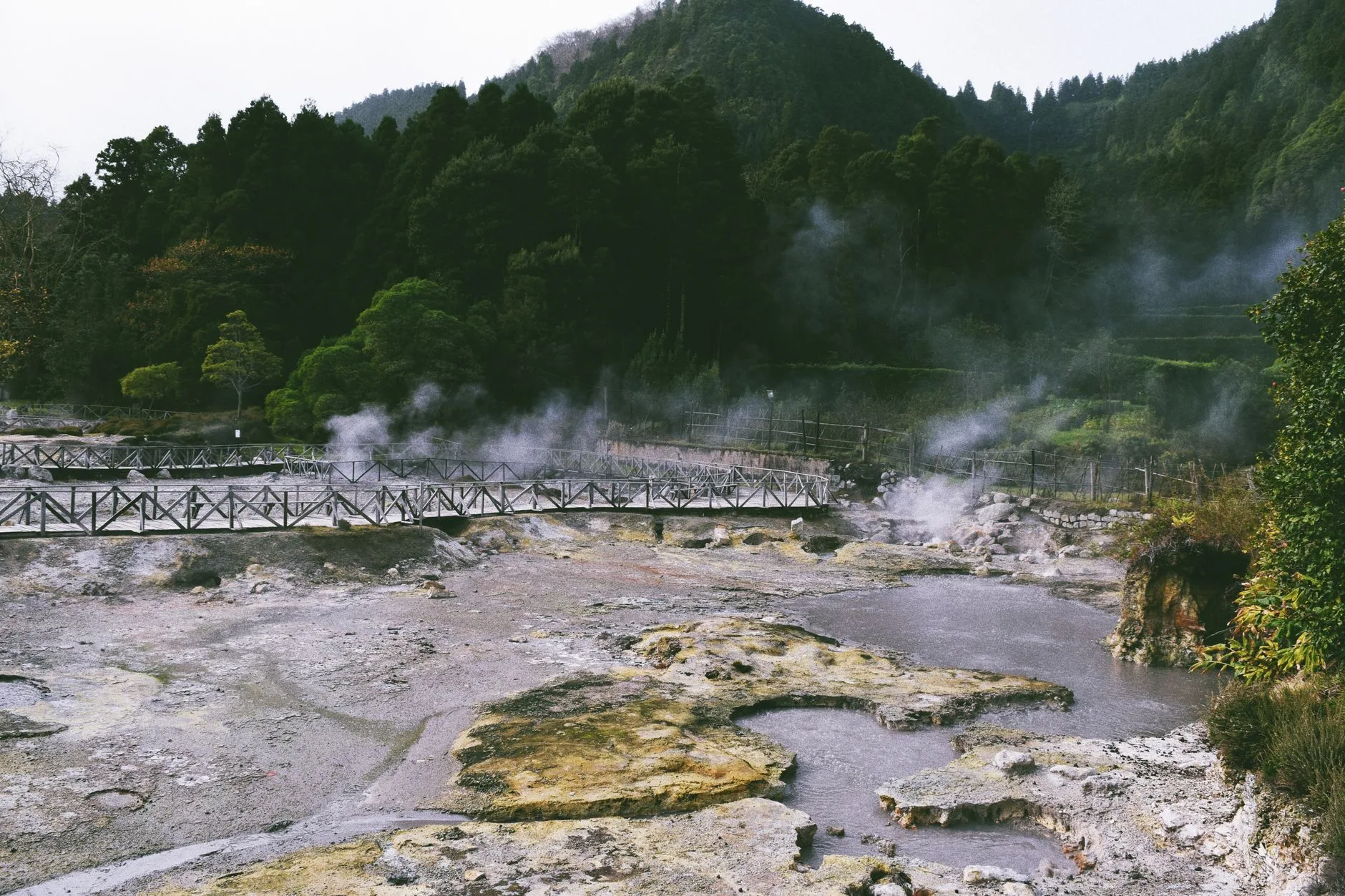 ️ Le cas particulier de Furnas : sources thermales ≠ eau du robinet