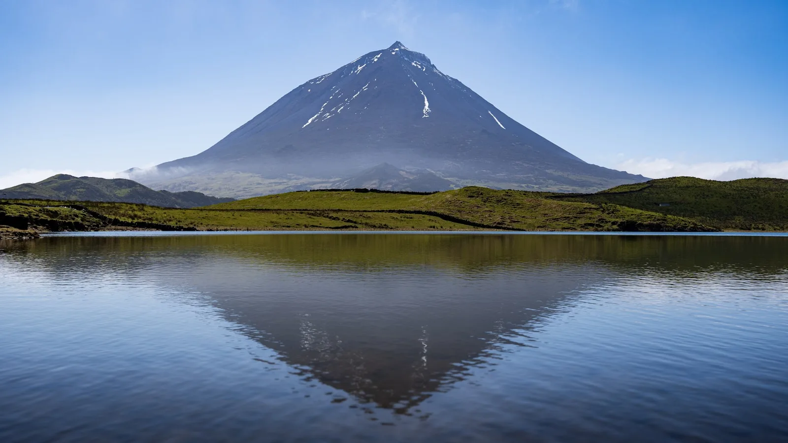 L'ombre du volcan : le Pico vu depuis Lajes