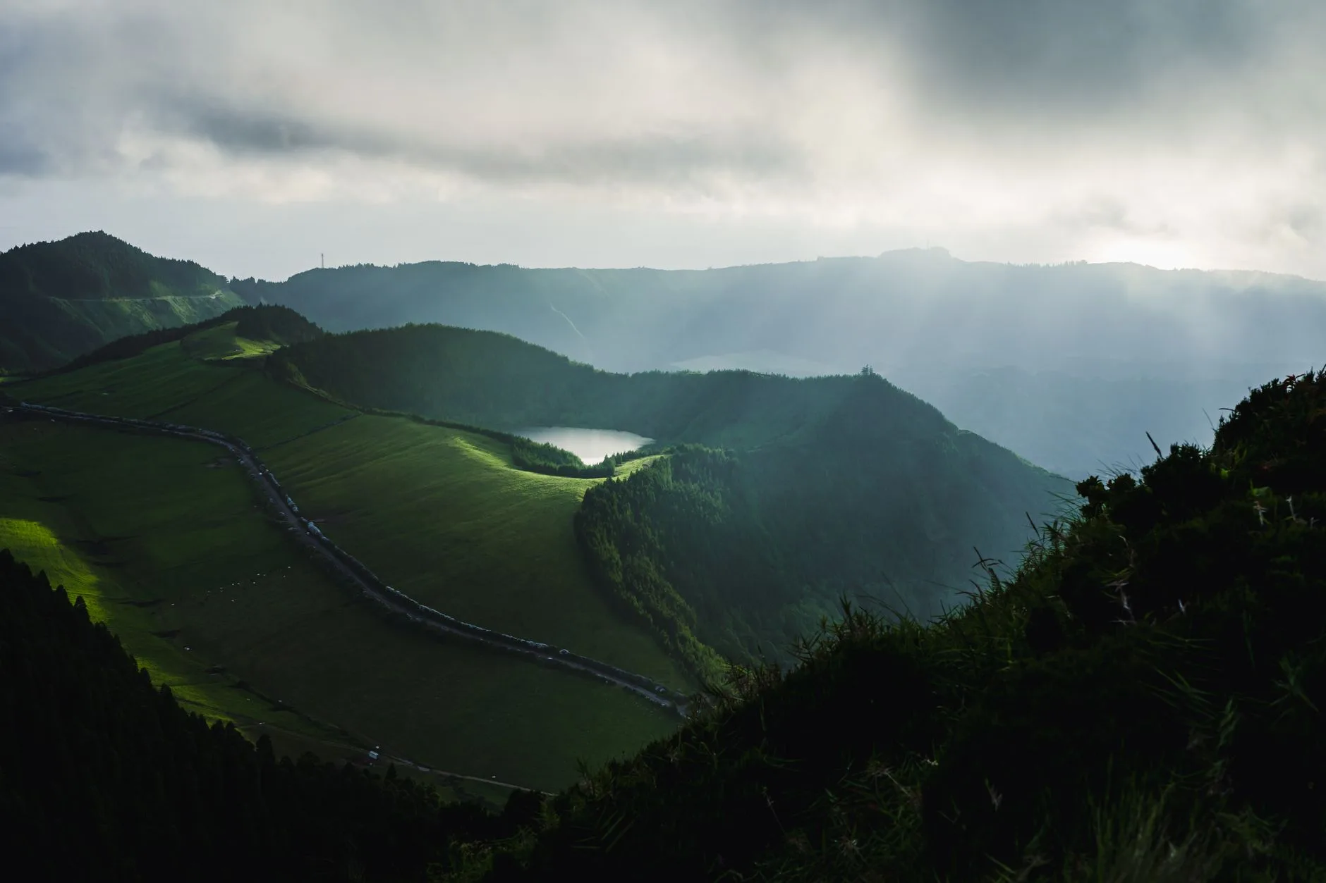 Averse soudaine sur une route de montagne des Açores